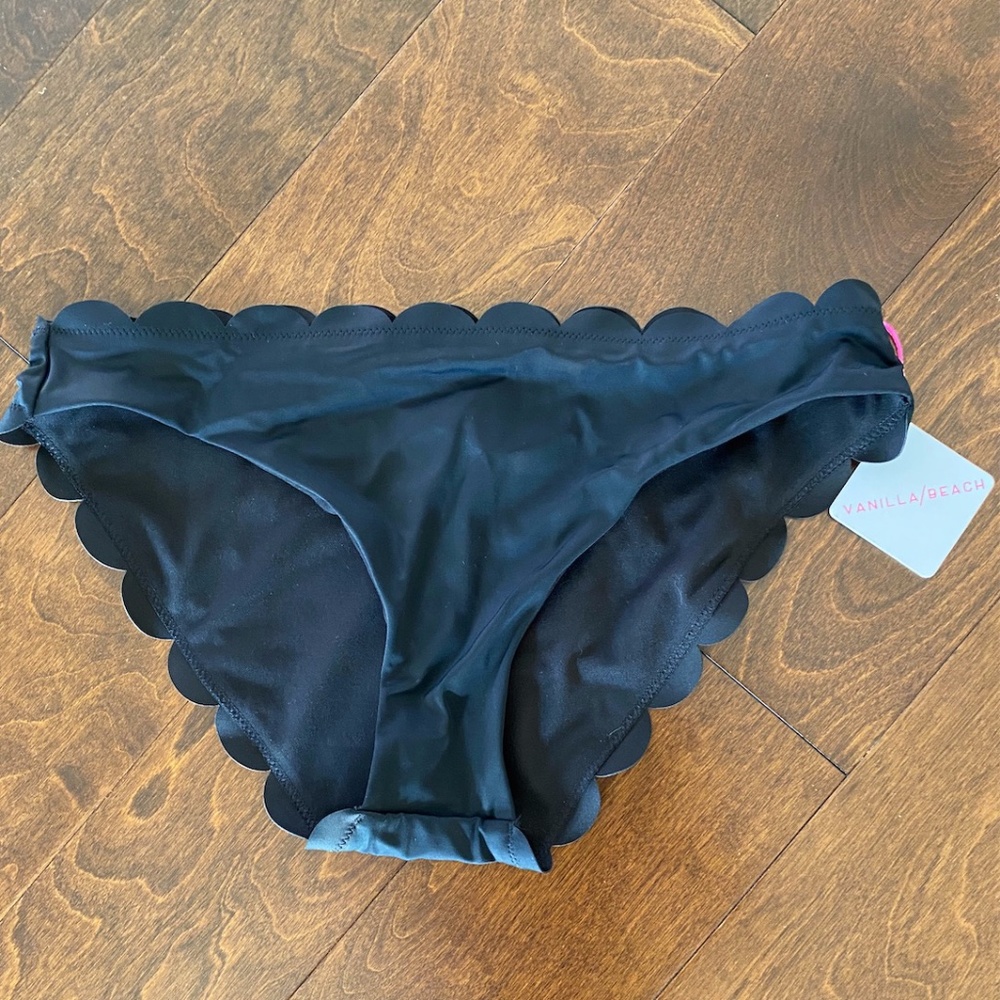 Vanilla/Beach Black Scalloped Bikini Bottoms